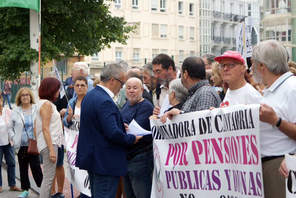 El portavoz parlamentario, Pedro Hernando, escucha las peticiones de los pensionistas durante la concentración que realizaron ante el Parlamento.