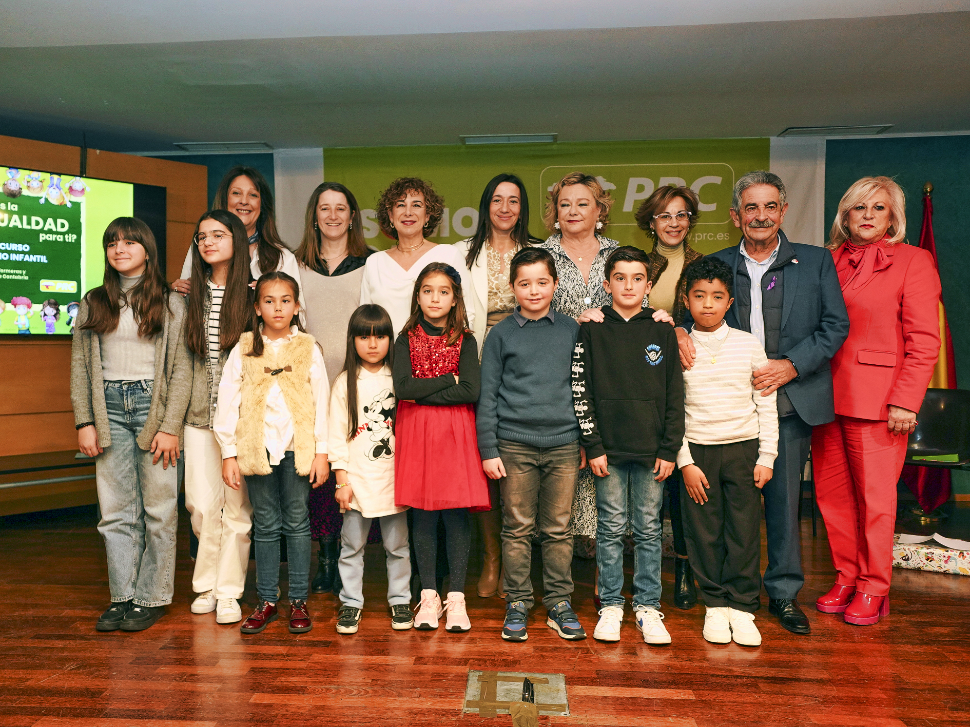 Revilla y la presidenta del Colegio de Enfermería con los escolares finalistas del Concurso 'Qué es la igualdad para ti'