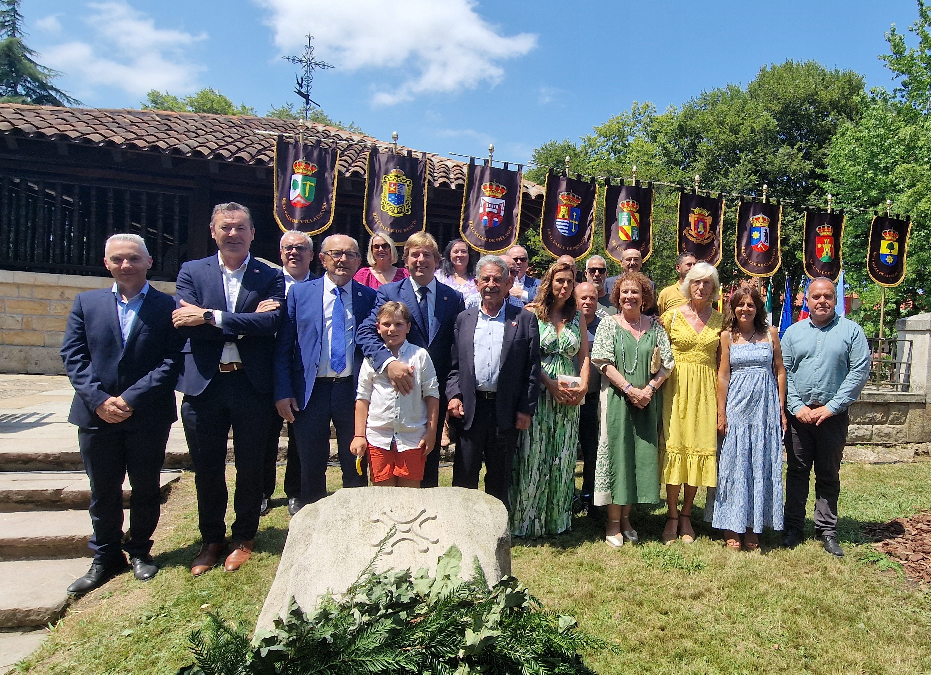 Miguel Ángel Revilla junto a cargos públios y representantes del PRC que han participado hoy en el Día de las Instituciones de Cantabria
