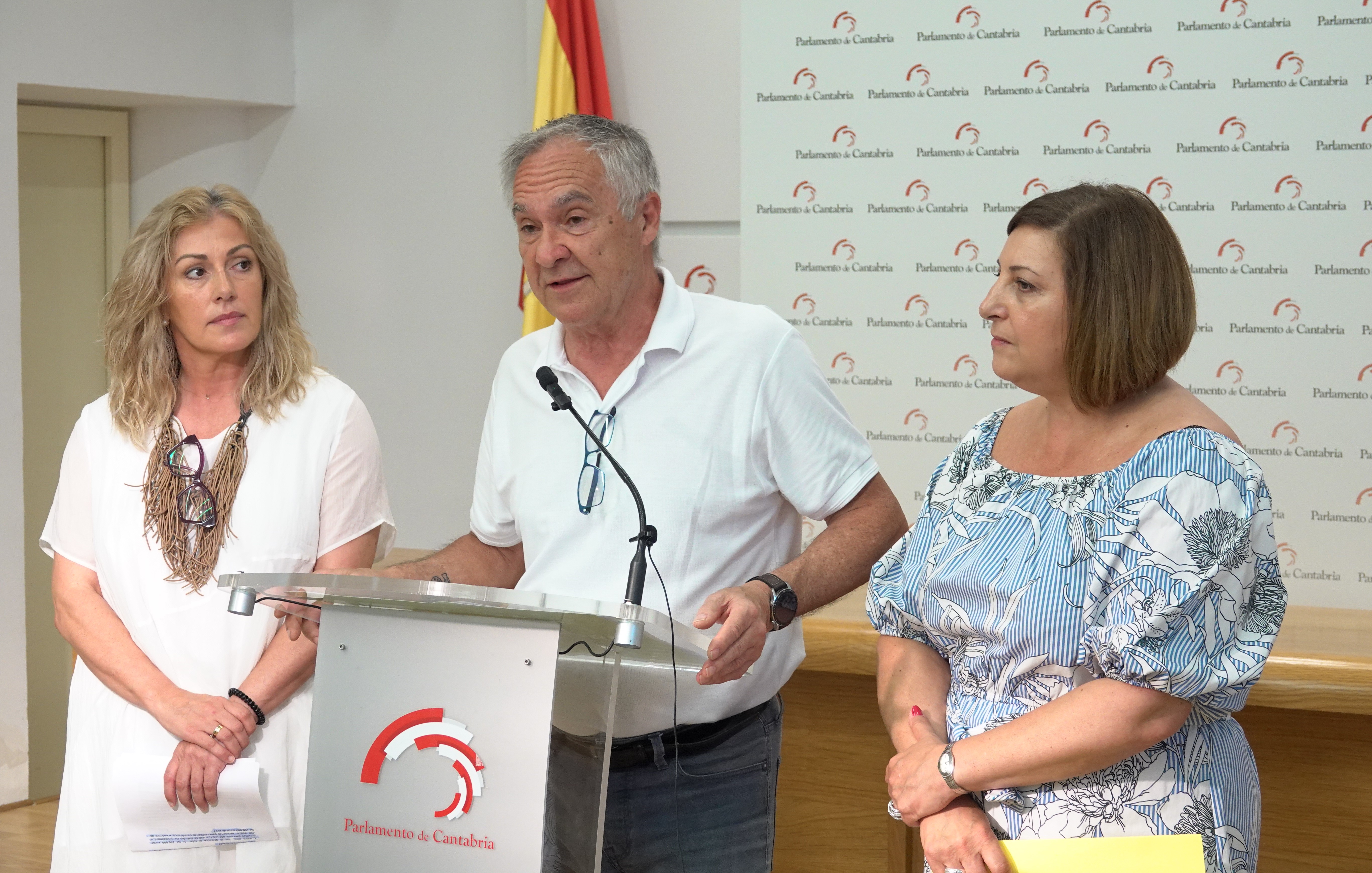 Eugenio Gómez junto a la diputada Rosa Díaz y la secretaria del Comité del PRC en Camargo, Rosa Valdés.