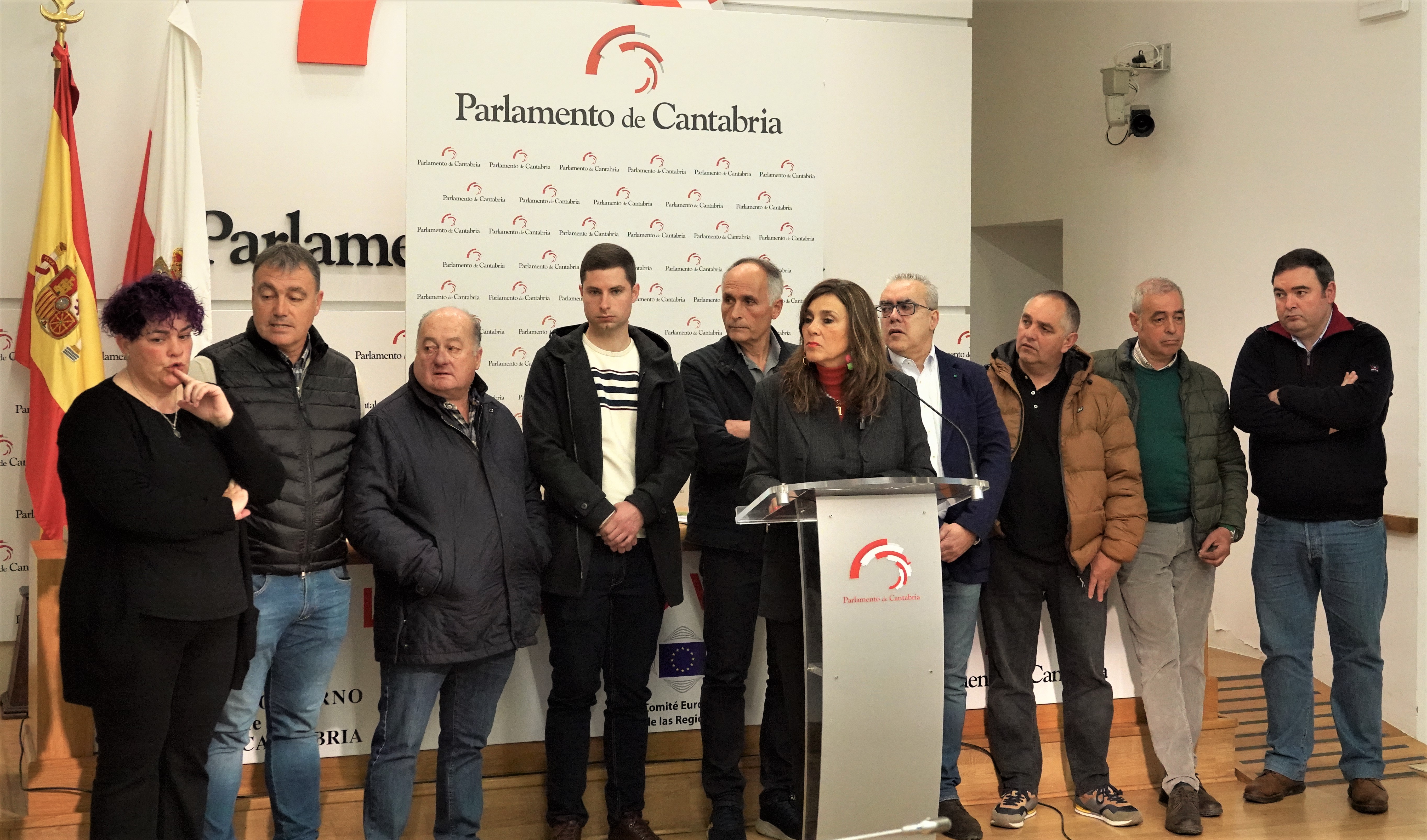 Paula Fernández junto a los representantes municipales y el portavoz parlamentario en la rueda de prensa de hoy