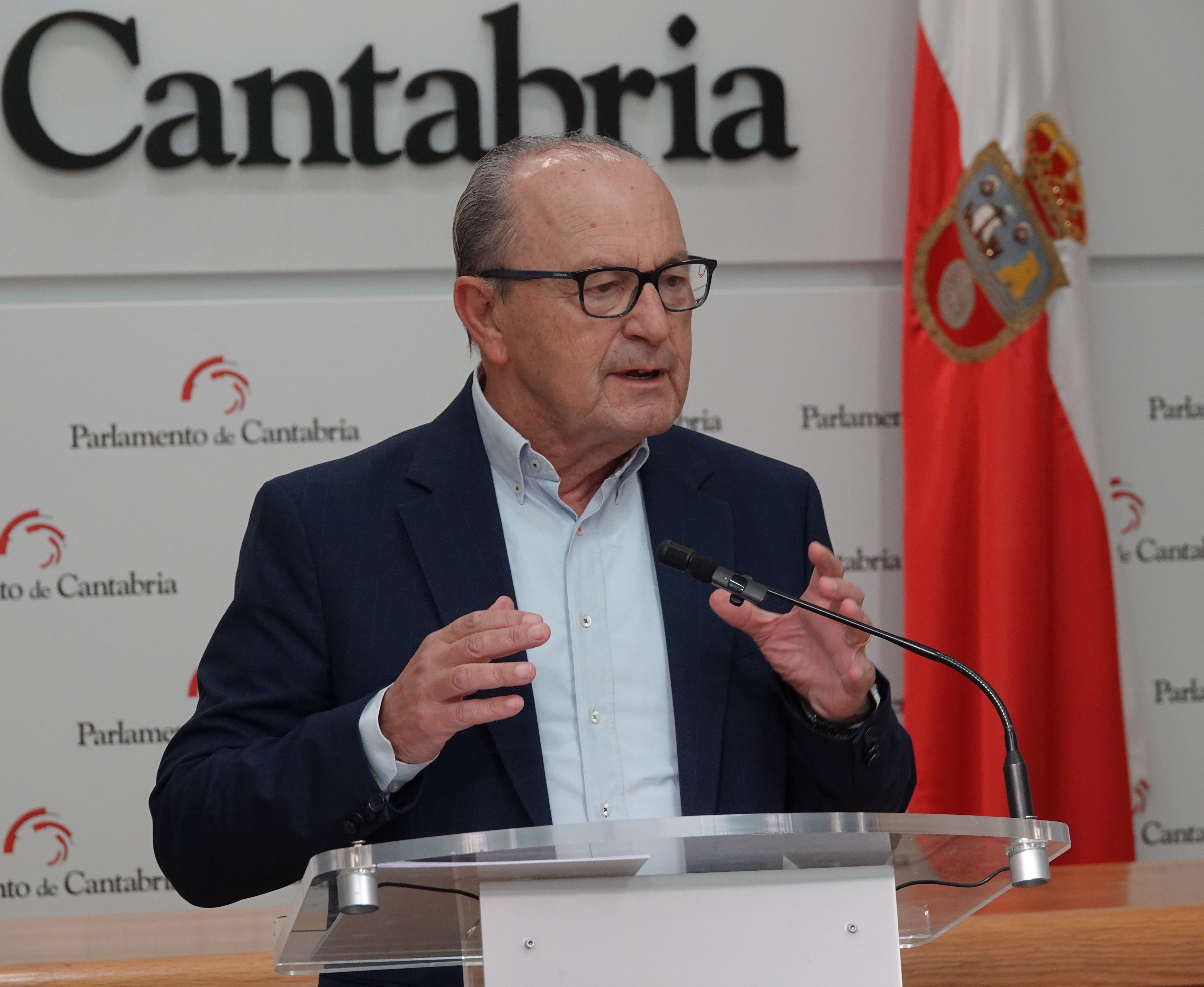 Javier López Marcano durante la rueda de prensa que ha ofrecido hoy en el Parlamento