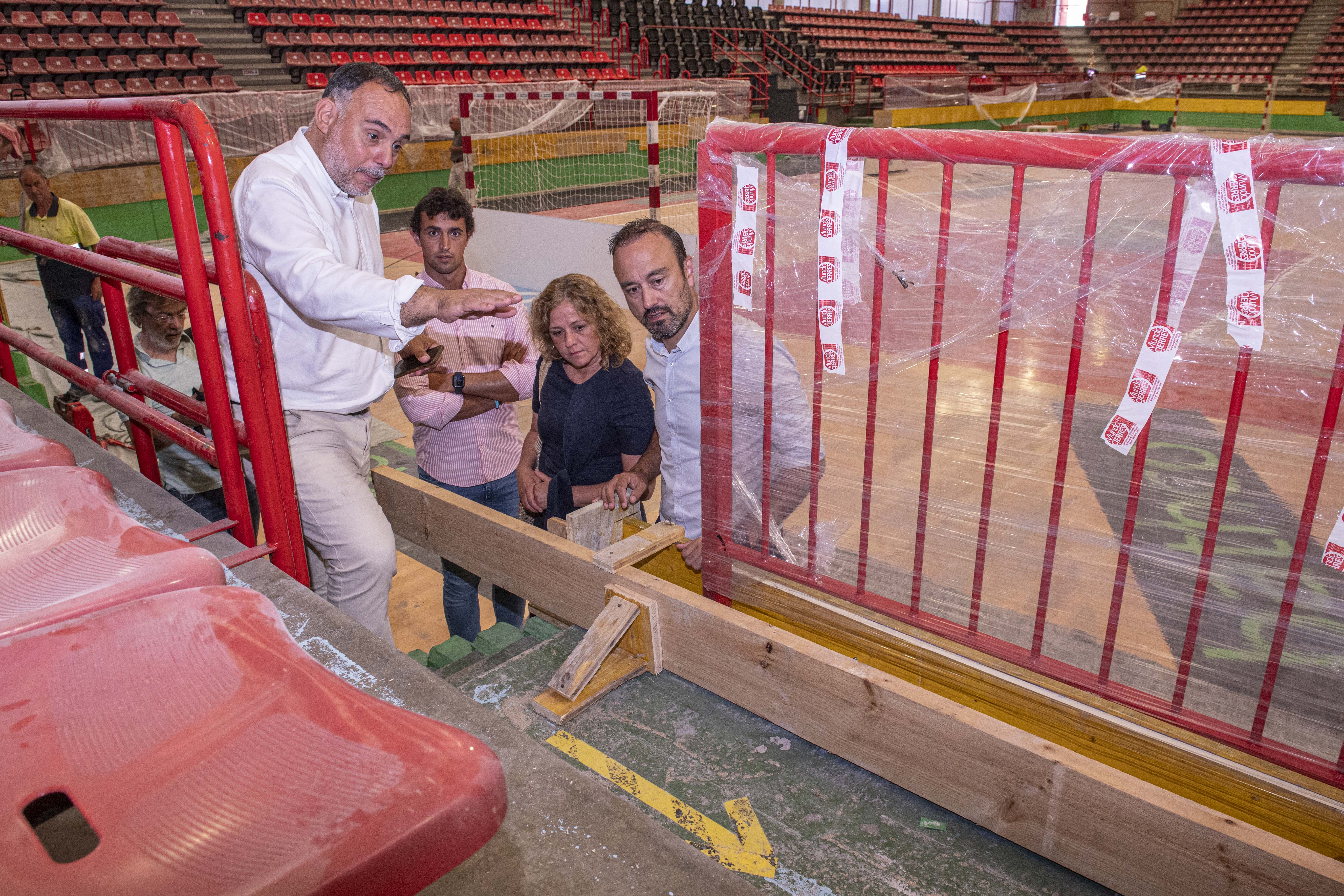López Estrada visita las obras de mejora de accesibilidad del pabellón Vicente Trueba