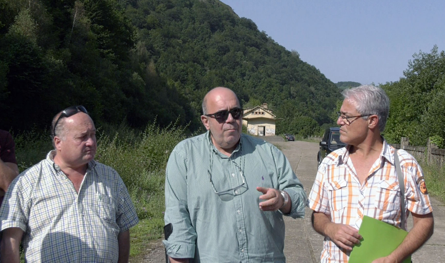 De izquierda a derecha, Ángel Sainz, Jesús Oria y Javier Gómez durante una visita a la Estación de Yera.