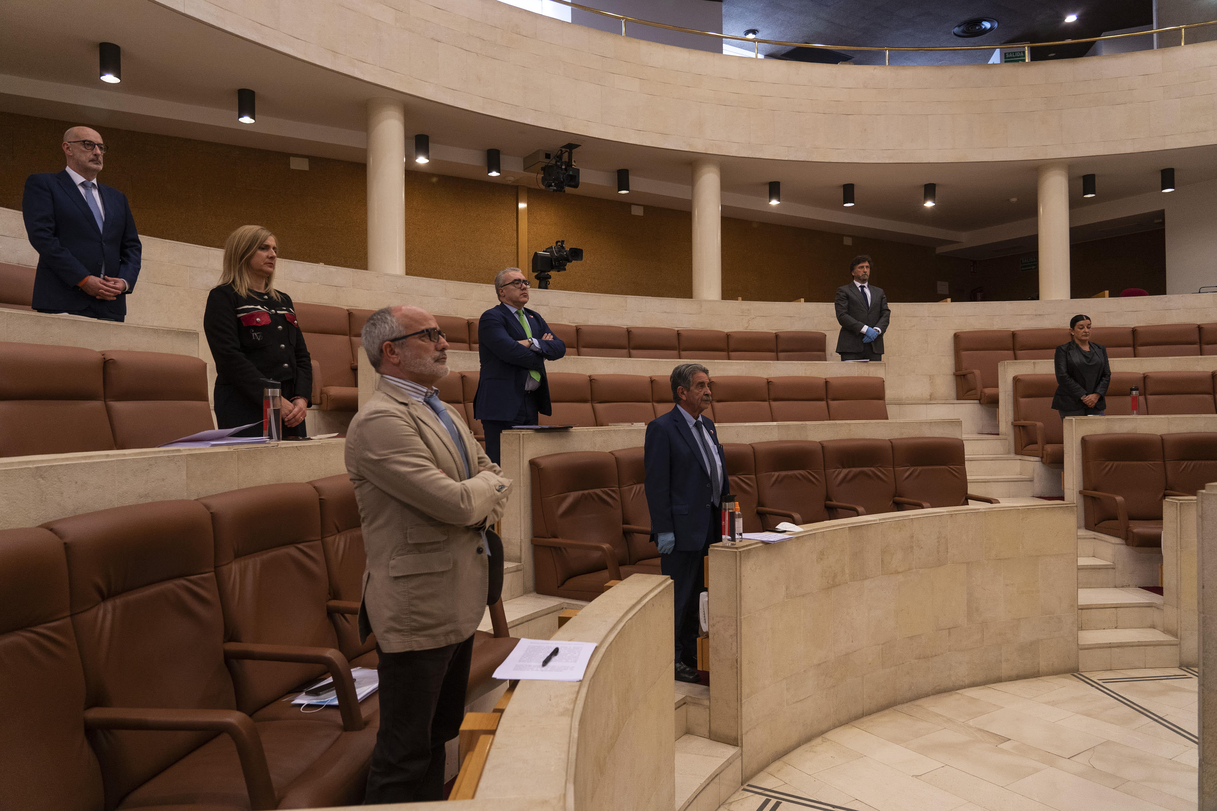 Los diputados guardan un minuto de silencio. (Joaquín G. Sastre)