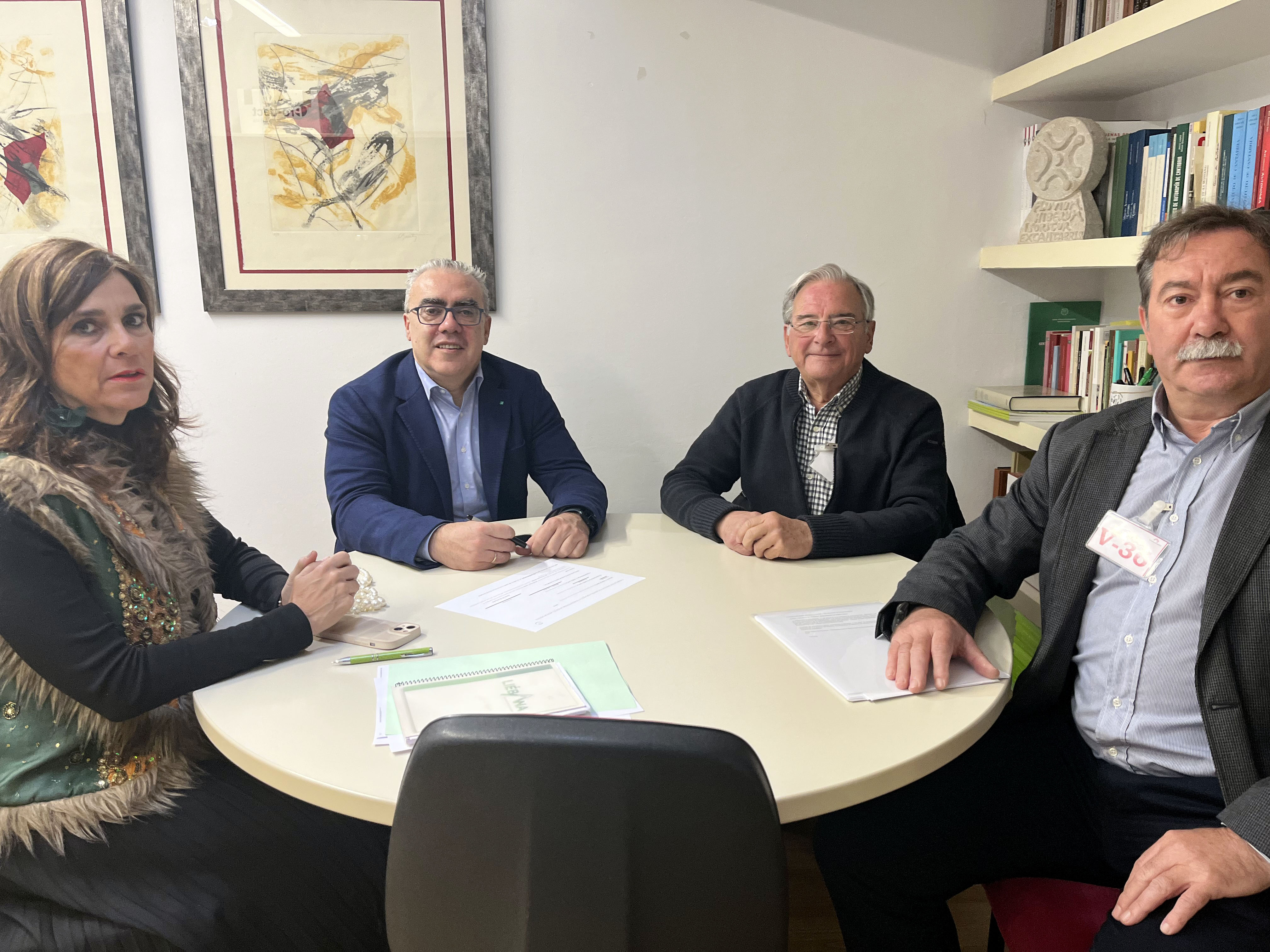 Paula Fernández y Pedro Hernando con los representantes de la Federación Cántabra de Montaña.