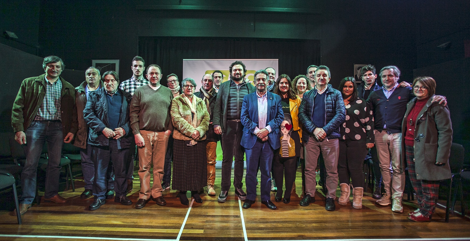 Miguel Ángel Revilla y Jesús Gutiérrez junto al resto de integrantes del Comité Local de Castro-Urdiales.