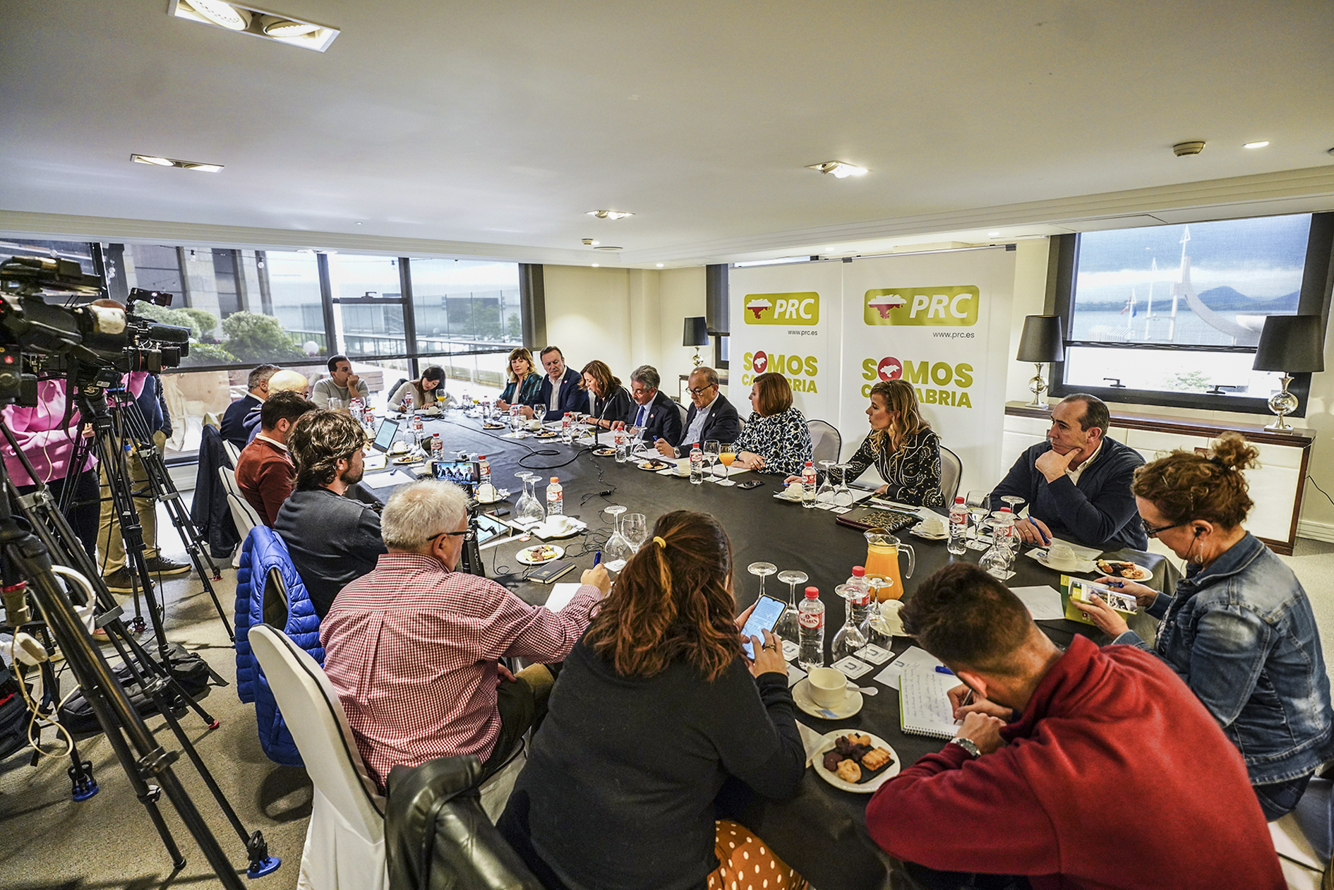 Revilla presenta un programa con 592 medidas para potenciar la industria, los servicios públicos de educación, sanidad y política social y la identidad de Cantabria
