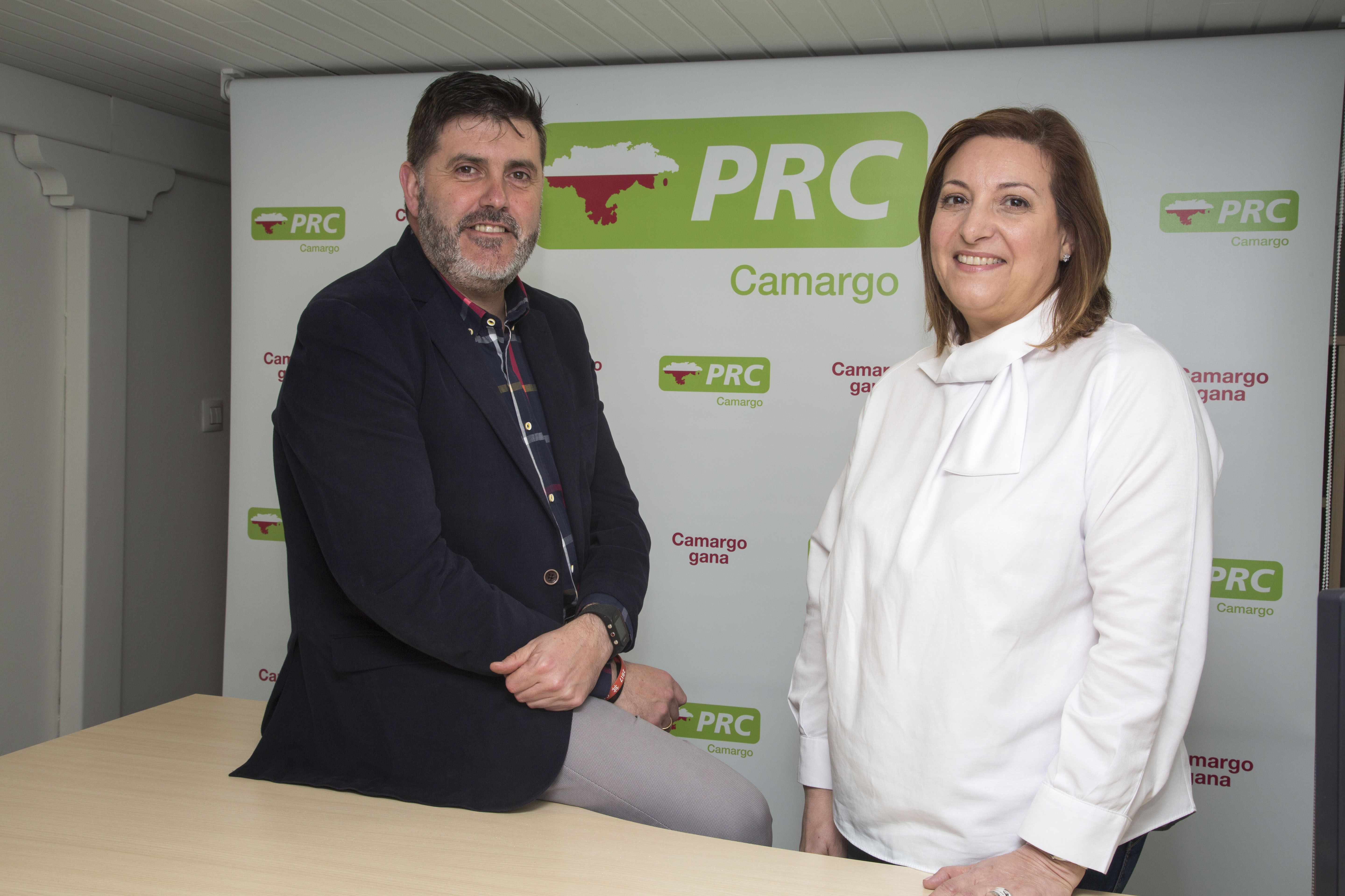 Héctor Lavín, candidato a la Alcaldía de Camargo, junto a la secretaria del Comité Local de Camargo, Rosa Valdés.