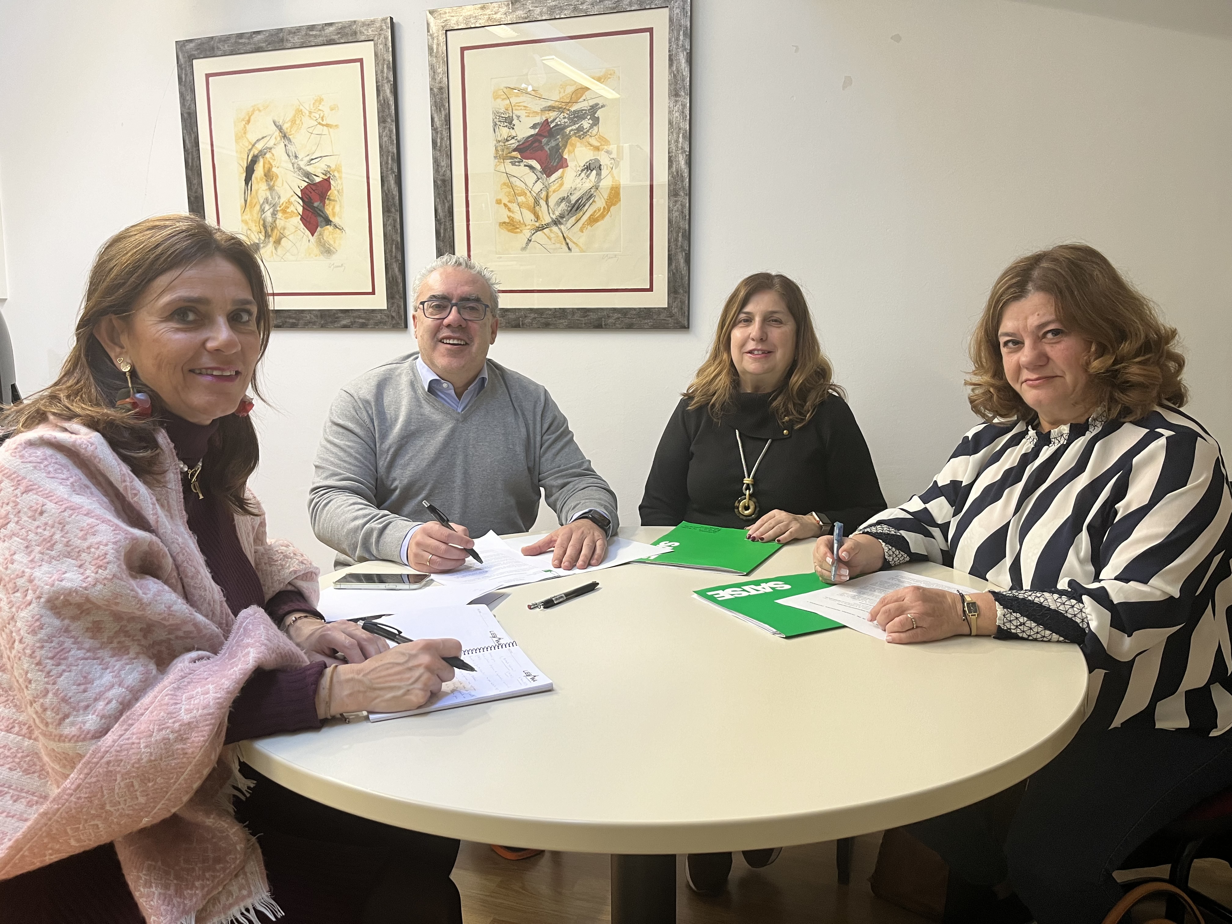 Paula Fernández y Pedro Hernando con representantes de SATSE esta mañana en el Parlamento