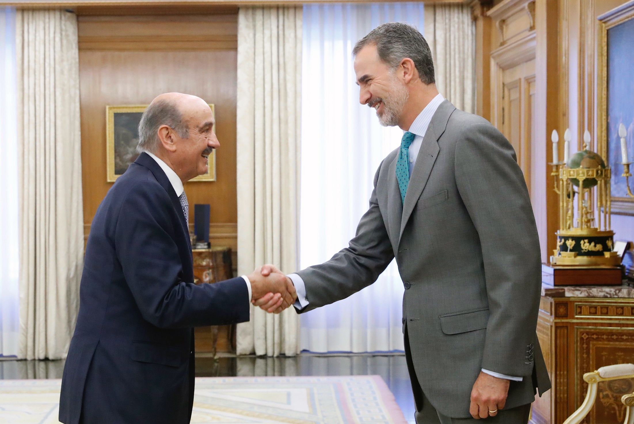José María Mazón saluda al Rey Felipe VI. (Foto: C.S.M.R)