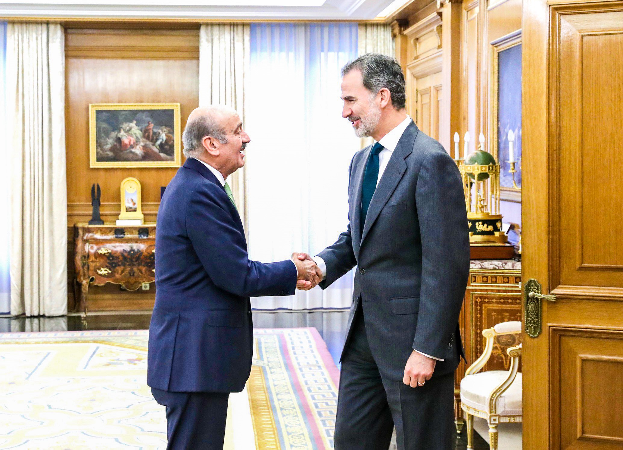 José María Mazón saluda al Rey Felipe VI antes de comenzar la reunión. Casa de su Majestad el Rey.