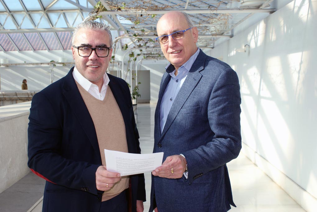 El portavoz parlamentario, Pedro Hernando, junto al portavoz regionalista en Miengo, José Manuel Cabrero (derecha).