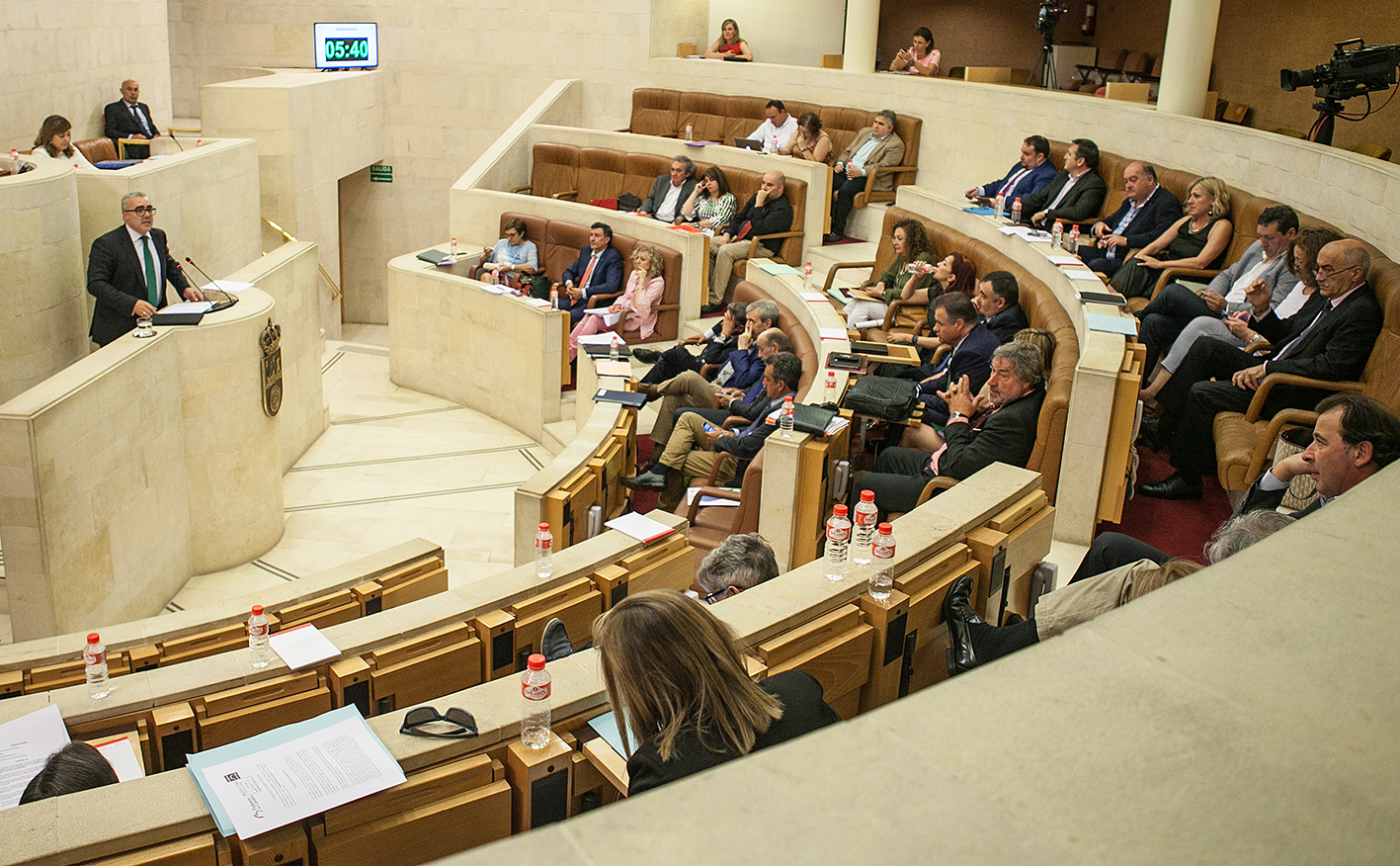 Pedro Hernando durante su intervención en la sesión parlamentaria.