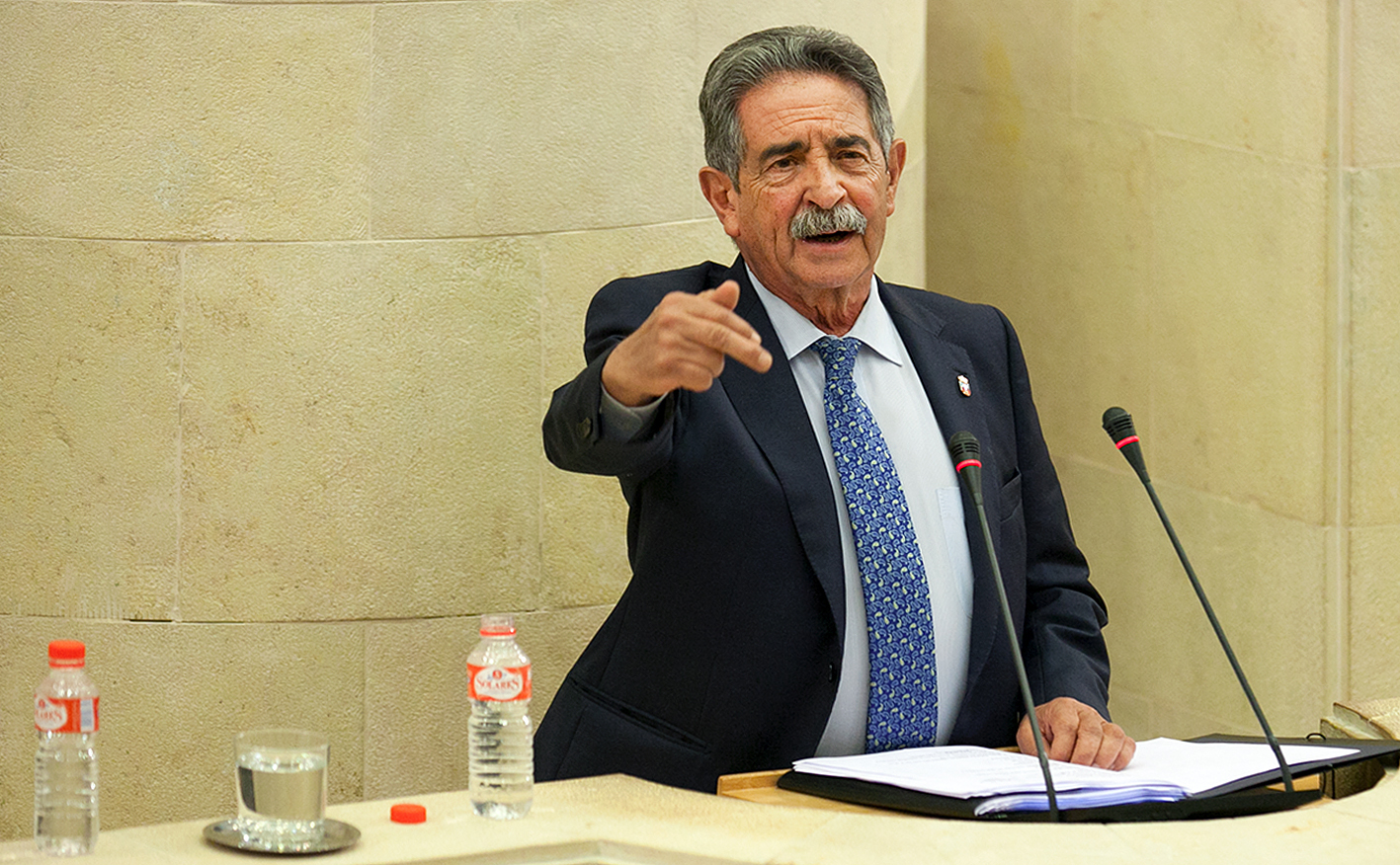 Miguel Ángel Revilla durante su intervención en el Pleno del Parlamento de Cantabria.