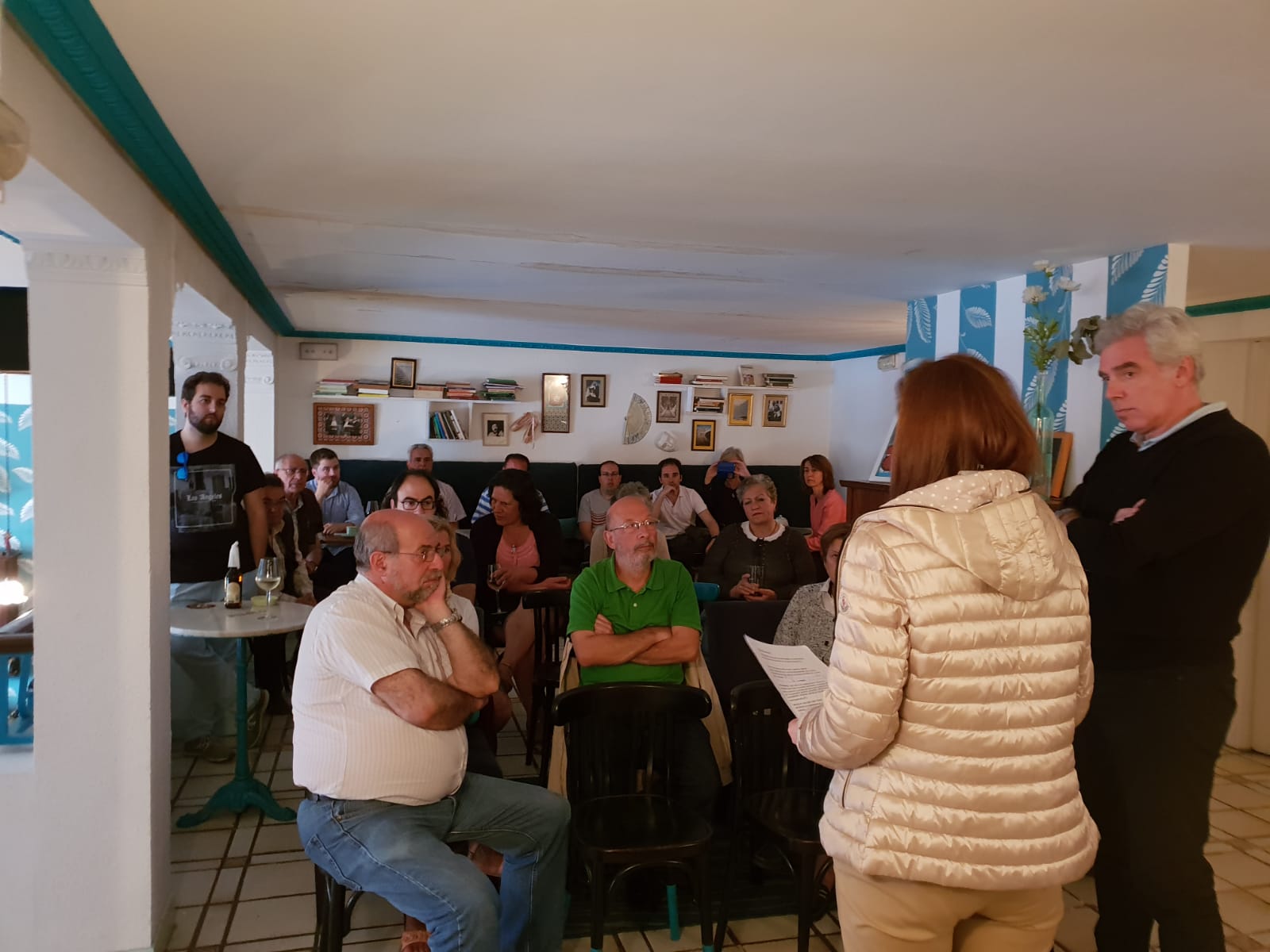 El portavoz regionalista, José María Fuentes-Pila, en un encuentro con los vecinos.