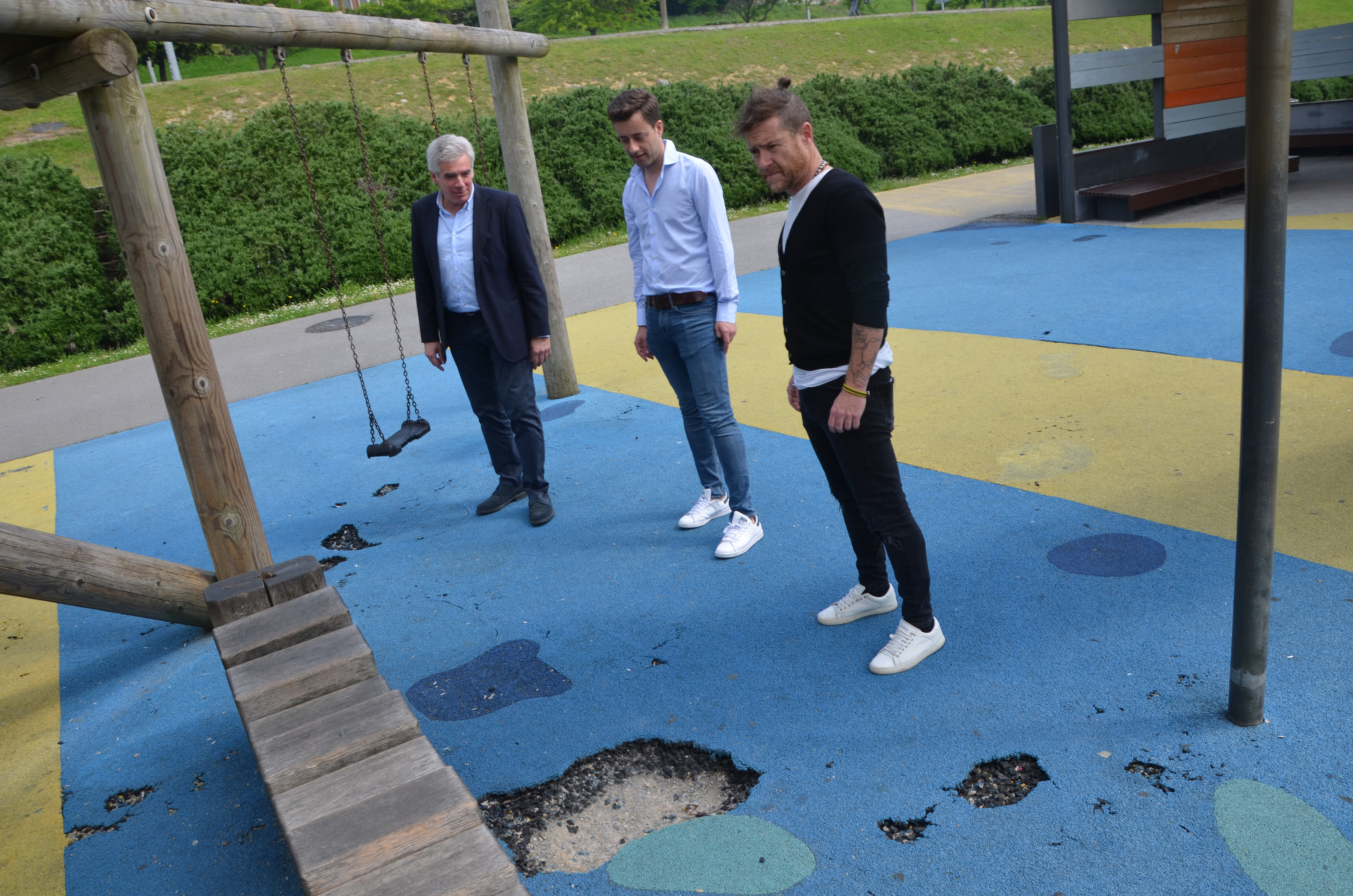 Los concejales regionalistas comprueban el estado de deterioro del parque infantil en Las Llamas.