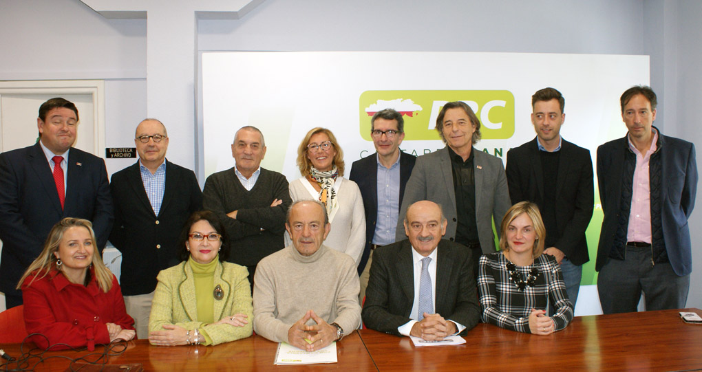 Francisco Javier López Marcano y José María Mazón junto a integrantes de los equipos que han redactados las ponencias de industria e infraestructuras.