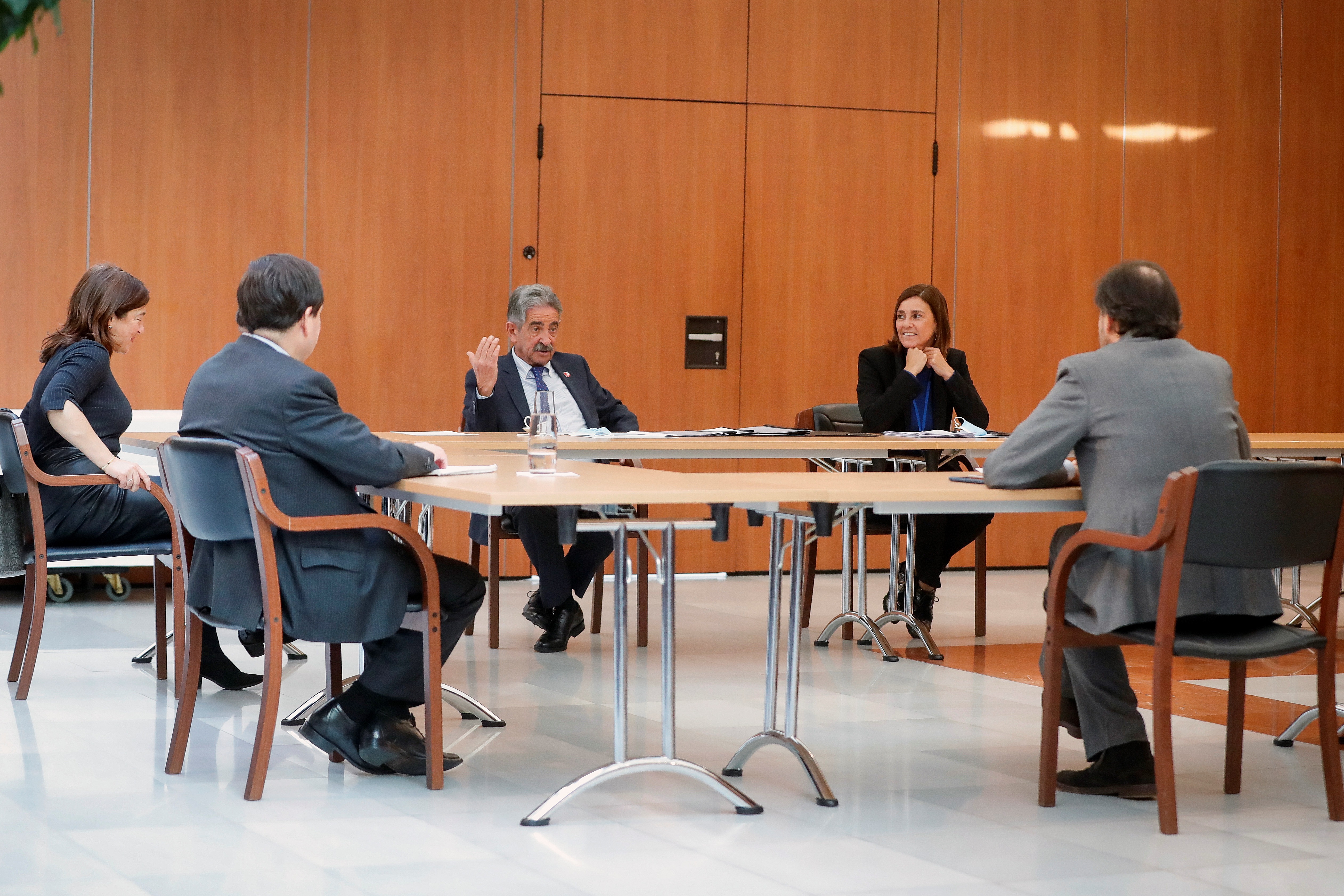 Miguel Ángel Revilla y Paula Fernández durante su encuentro con el embajador Representantes Permanente de España ante la UE, Marcos Alonso. (Foto: EFE)