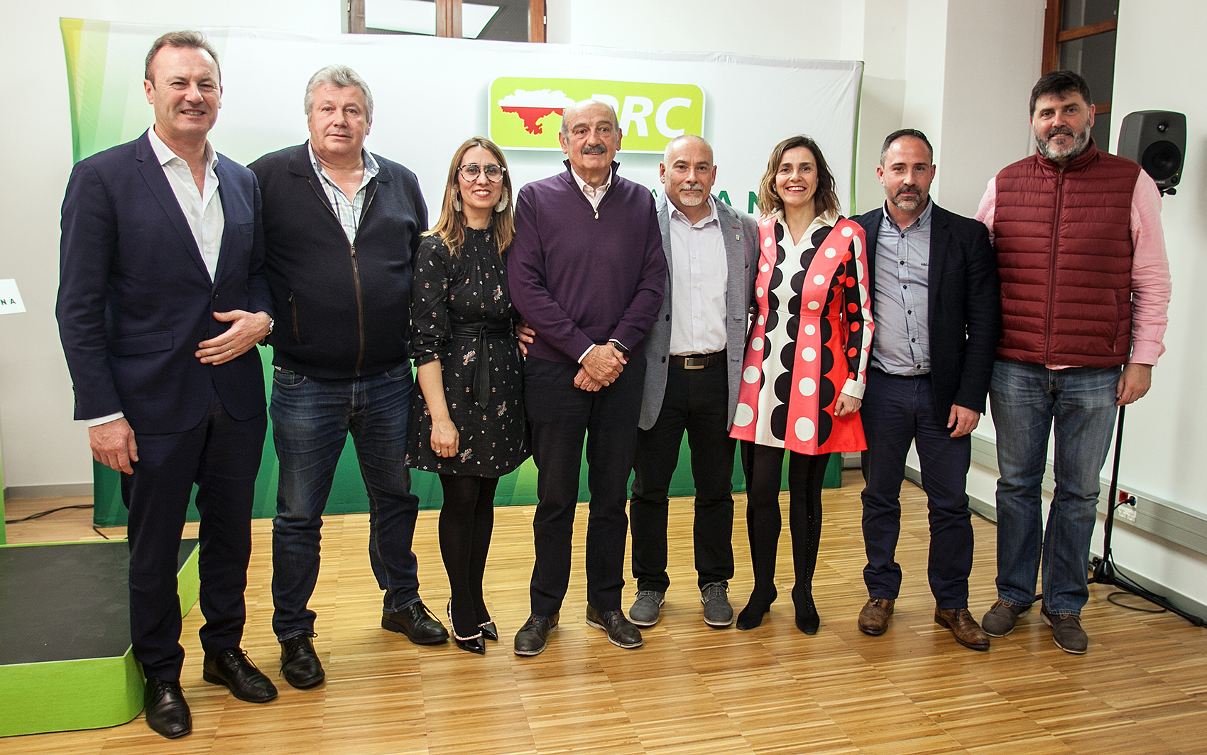 En el centro, José María Mazón, junto al candidato del PRC a la Alcaldía de Piélagos y cargos orgánicos del Partido Regionalista.