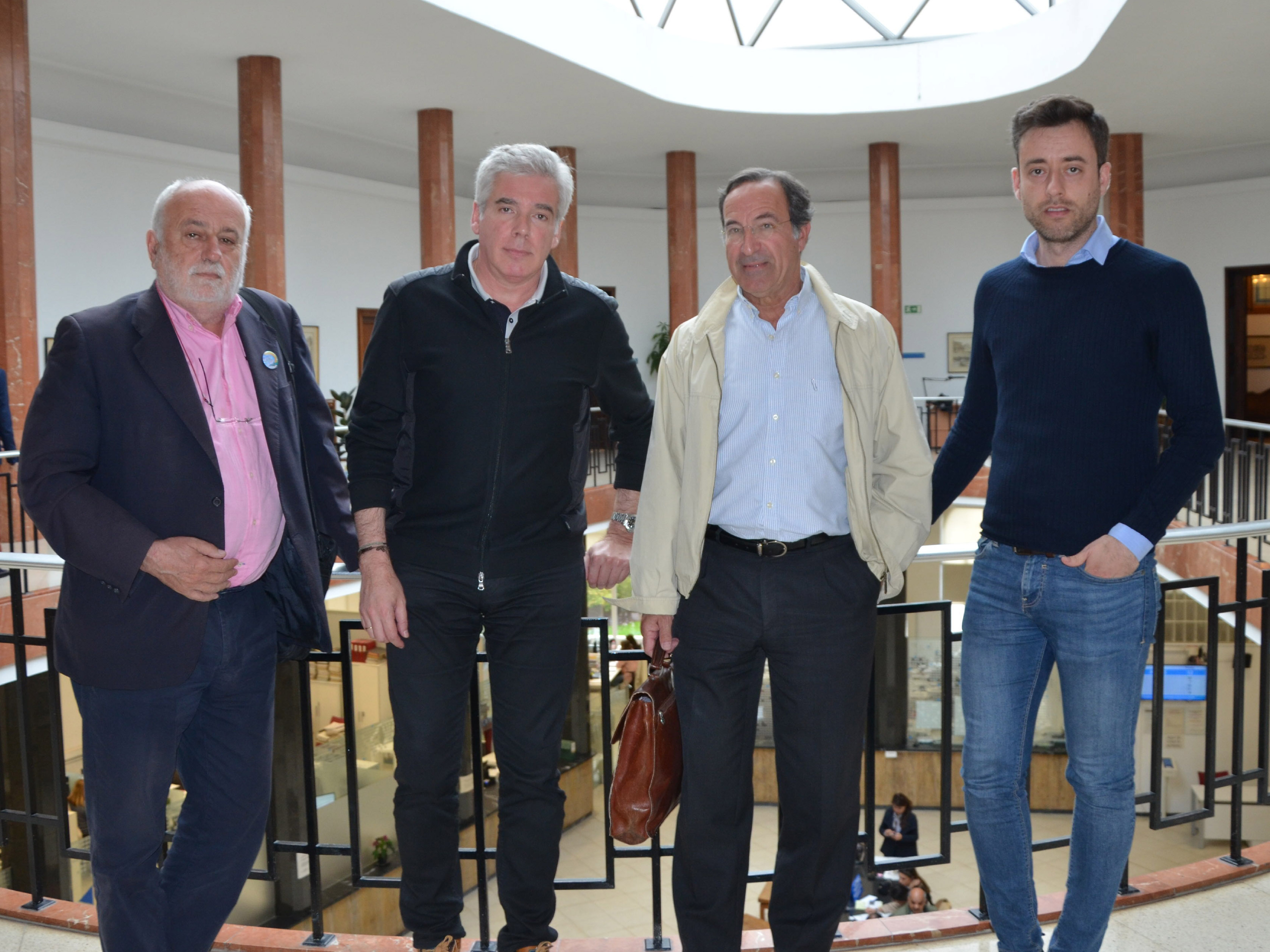 Fuentes-Pila (2º por la izquierda) y Raúl Huerta (4º por la izquierda) con representantes de la Plataforma Salvar La Magdalena.