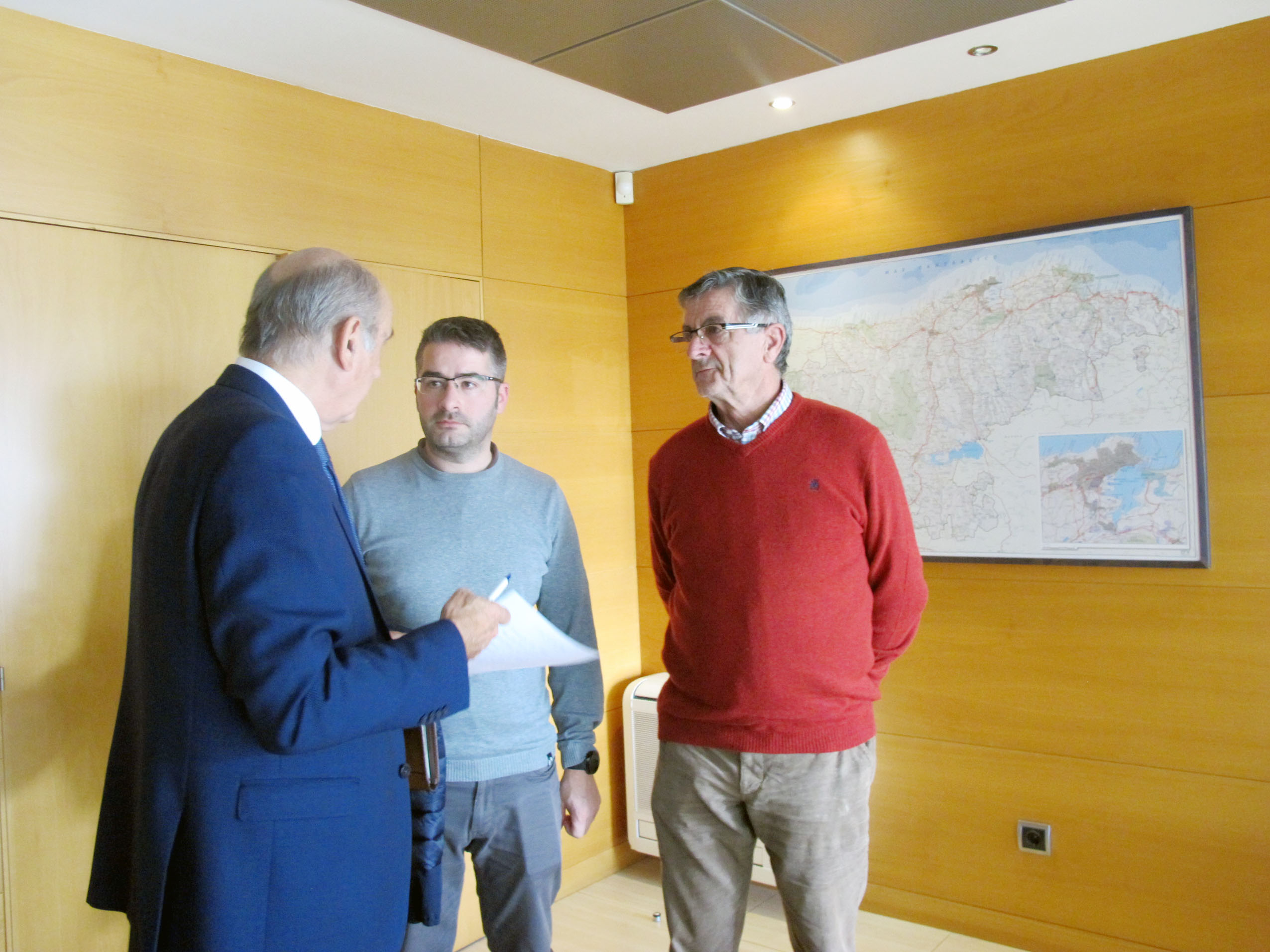 A la izquierda, el consejero de Obras Públicas y Vivienda junto a concejales regionalistas en el municipio de Villafufre.