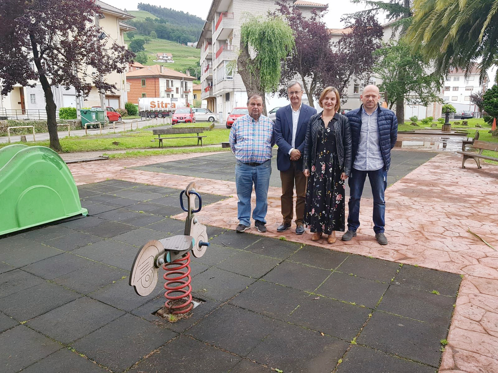 Los representantes regionalistas junto al director de Administración Local durante la visita al parque infantil.