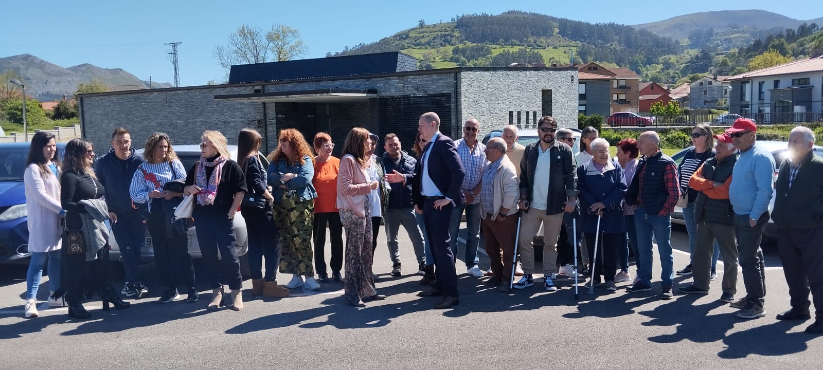 Paula Fernández y el alcalde de San Felices con un grupo de vecinos en la zona donde está prevista la construcción del nuevo consultorio.