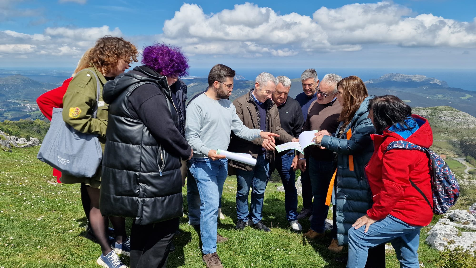 Los representantes del PRC hoy en Las Nieves desde donde se ve, en los picos del fondo, la zona afectada por el proyecto Corus