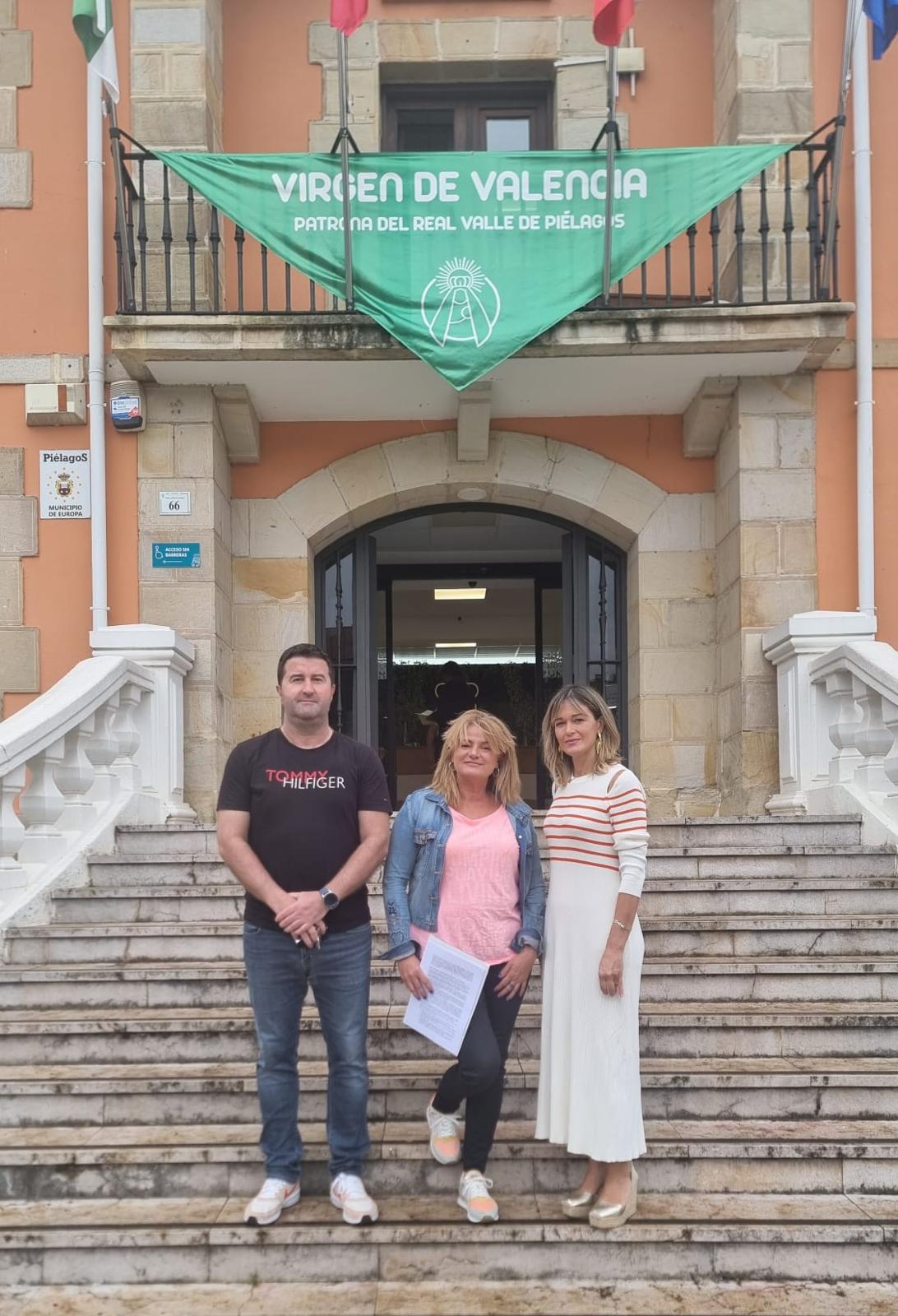 PRC, AVIP y PSOE solicitan al Ayuntamiento de Piélagos que el centro cultural de Barcenilla pase a denominarse Mauro Muriedas