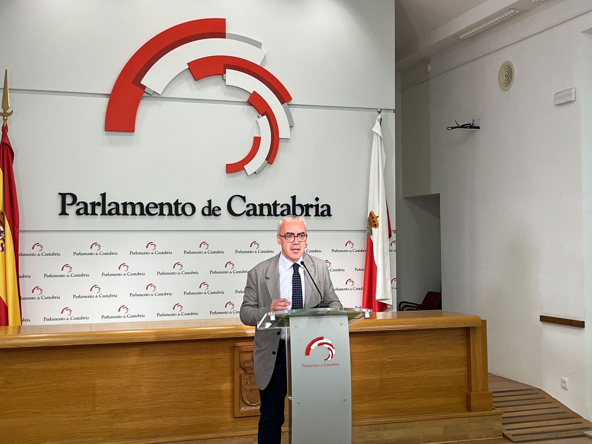 Pedro Hernando en la rueda de prensa que ha ofrecido hoy en el Parlamento