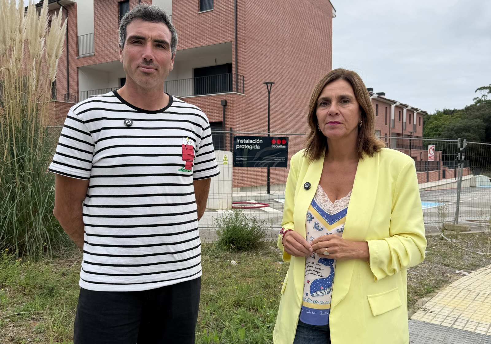 David Colina junto a Paula Fernández Viaña en una visita reciente al entorno de las viviendas vacías de La Arena