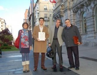 Concejales regionalistas portando la moci?n del AVE que defender?n en el pleno de Santander