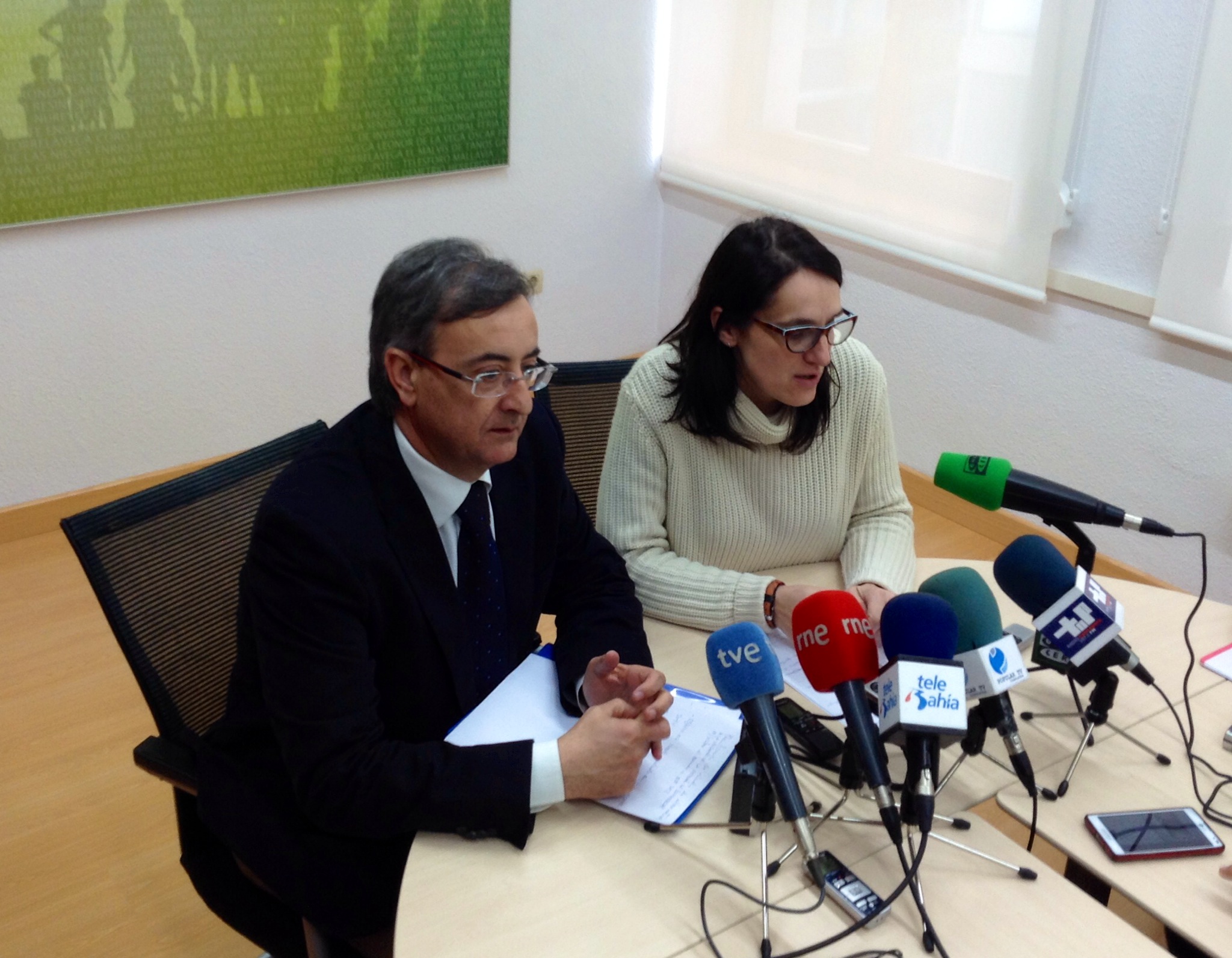 Pedro G. Carmona y Lidia R. Salm?n en rueda de prensa