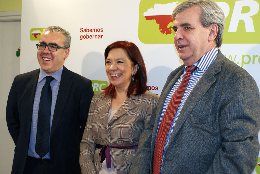 De izquierda a derecha, Pedro Hernando, Matilde Ruiz y Rafael de la Sierra.