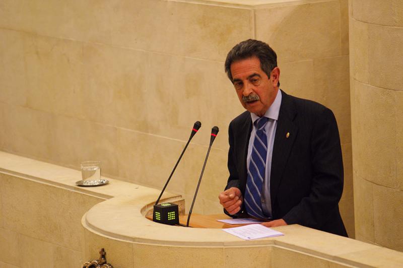 Miguel ?ngel Revilla en la tribuna del Parlamento