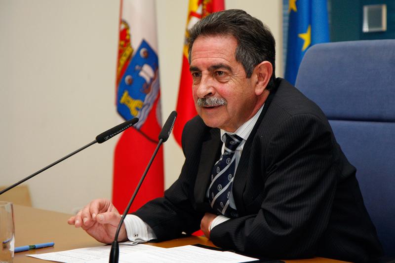 El presidente Revila en una comparecencia ante los medios de comunicaci?n
