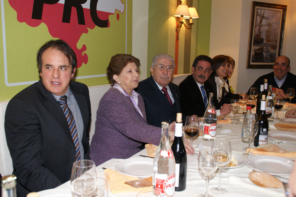 El alcalde de Vega de Li?bana, Gregorio Alonso; Hilda Dom?nguez, Armando Cuesta, Miguel ?ngel Revilla, Aurora D?az y Jes?s Oria, en la mesa presidencial
