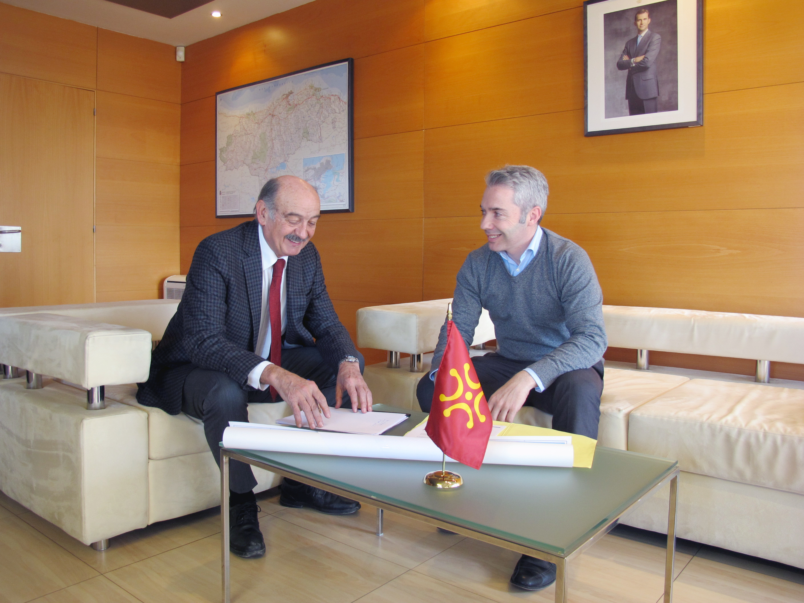 El portavoz regionalista, Ángel Llano, durante la reunión con el consejero de Obras Públicas y Vivienda, José María Mazón.