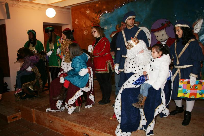 Sus Majestades de Oriente recibieron en audiencia real a cerca de un centenar de ninos y niñas