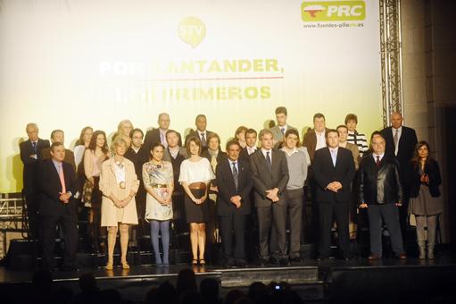 Miguel ?ngel Revilla y Jos? Mar?a Fuentes Pila con los integrantes de la candidatura de Santander