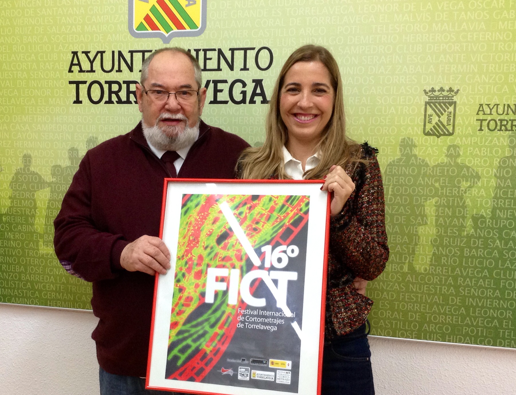 Américo Gutiérrez y Juncal Herreros con el cartel anunciador del XVI FICT