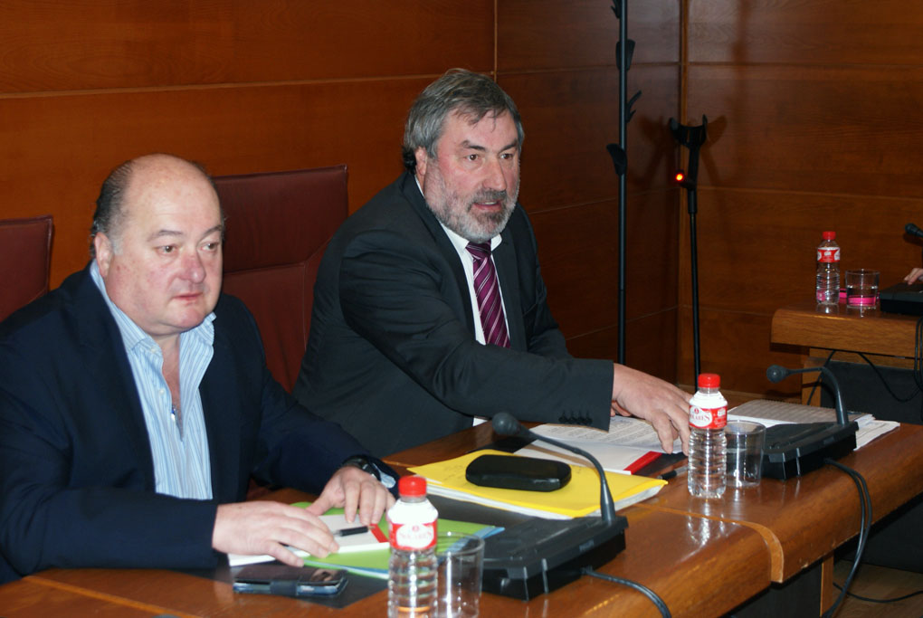 De izquierda a derecha, Ángel Sainz y Fernando Fernández durante la comparecencia del consejero de Medio Rural.