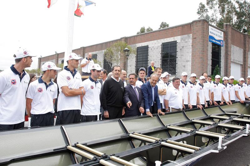 Las autoridades, junto a Ballesteros, en la botadura de la trainera