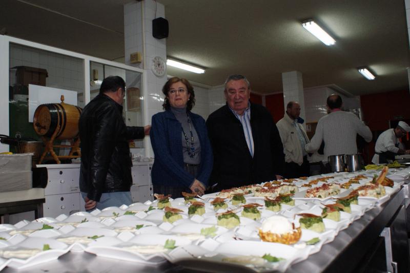 Fern?ndez Revolvo durante su recorrido por la cocina del IES Fuente Fresnedo, junto a la directora.