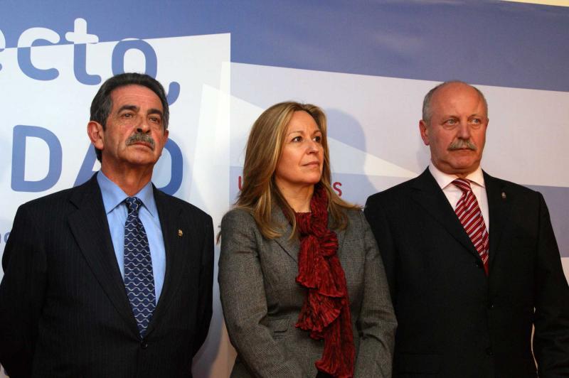 El presidente Revilla, la ministra de Sanidad y el alcalde de Reinosa, el regionalista Jos? Miguel Barrio, durante la inauguraci?n del Hospital Tres Mares