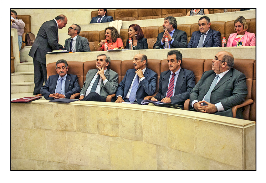 El presidente y consejeros del Gobierno de Cantabria junto a los diputados regionalistas.