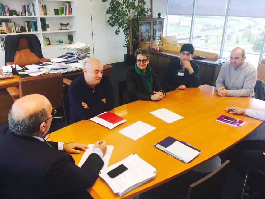 Los concejales regionalistas de Santiurde de Toranzo durante el encuentro que han mantenido con el consejero de Desarrollo Rural, Pesca y Alimentación, Jesús Oria.