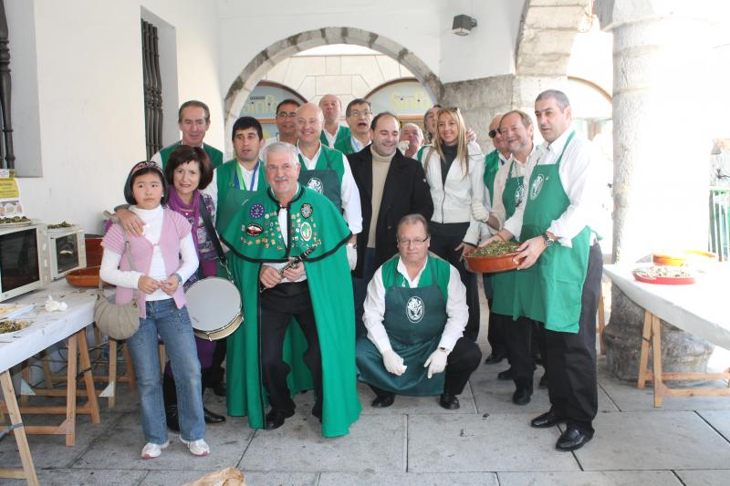 Pedro Diego junto a algunos de los integrantes de la Cofrad?a del Respingo