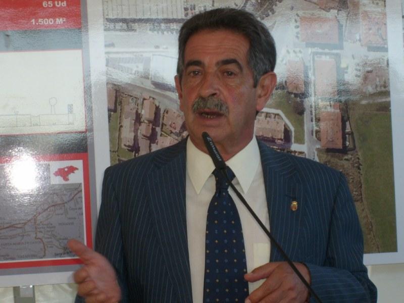 Miguel A. Revilla durante la inauguraci?n